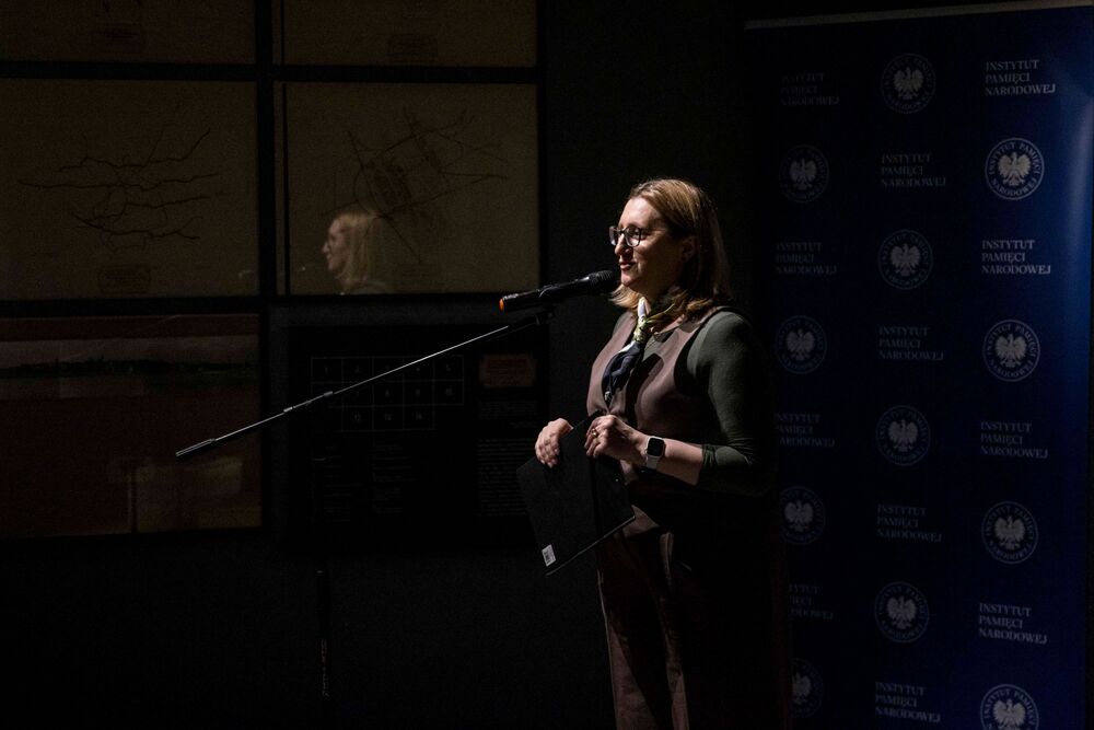 „Śpiew z pożogi”. Finisaż wystawy „Zamordowane miasto. Reliefy Marii Hiszpańskiej-Neumann” – Warszawa, 30 października 2025. Na zdj. Marzena Kruk, dyrektor Archiwum IPN. Fot. Katarzyna Adamów (IPN)