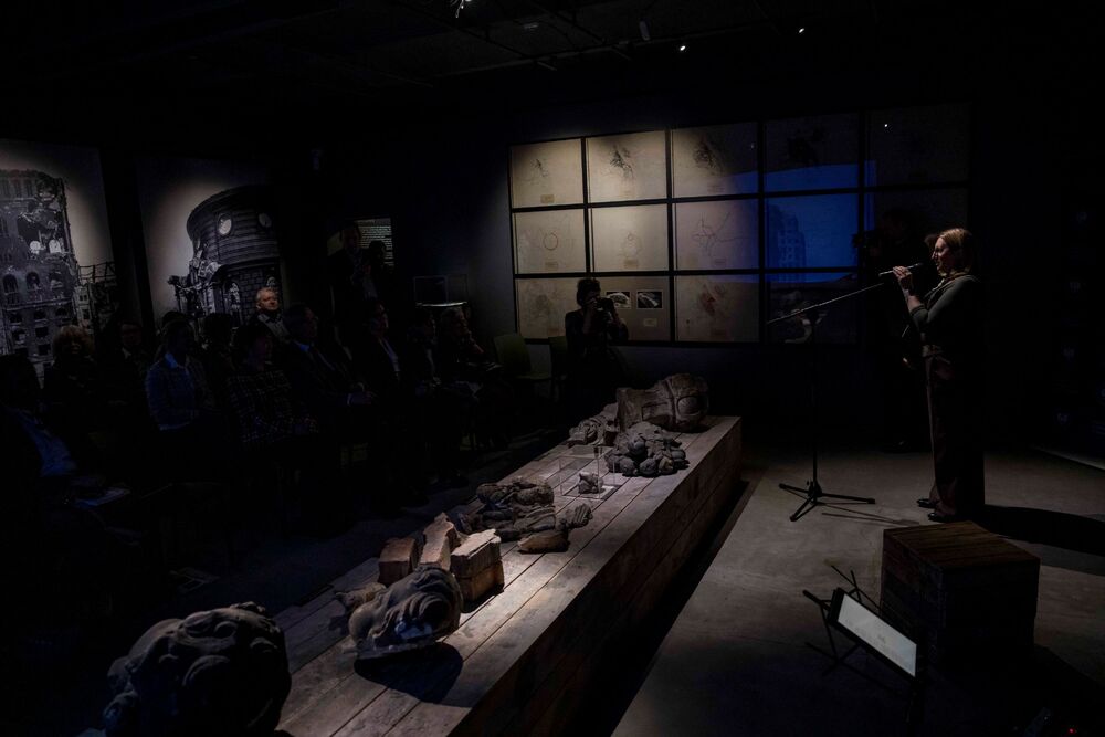 „Śpiew z pożogi”. Finisaż wystawy „Zamordowane miasto. Reliefy Marii Hiszpańskiej-Neumann” – Warszawa, 30 października 2025. Fot. Katarzyna Adamów (IPN)