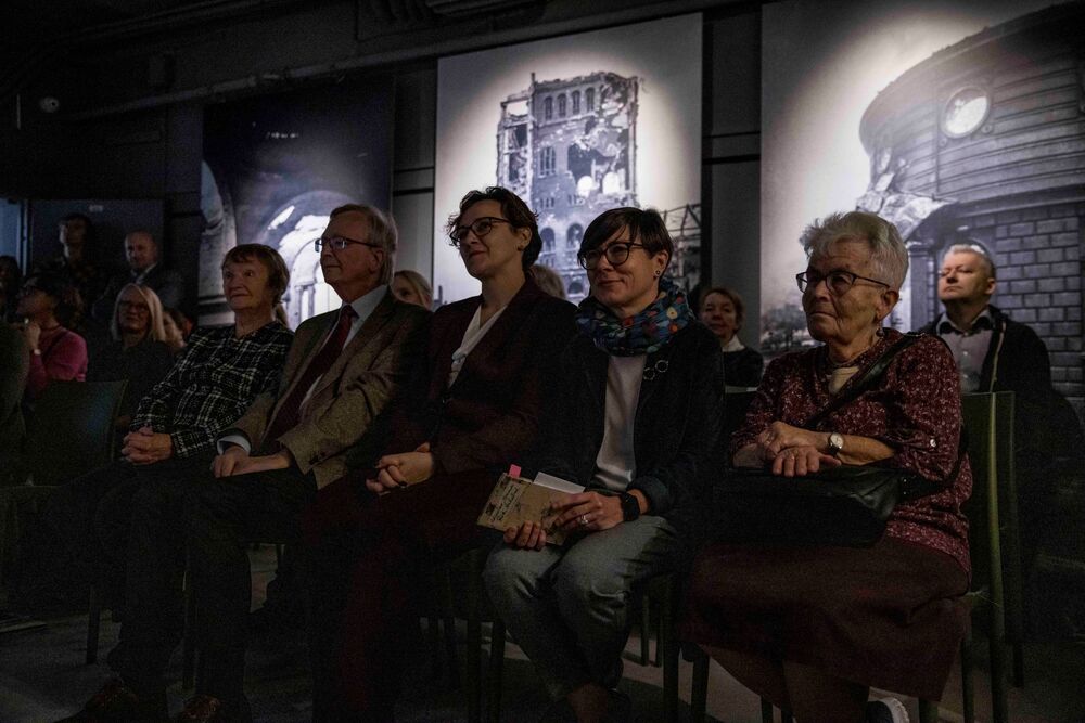 „Śpiew z pożogi”. Finisaż wystawy „Zamordowane miasto. Reliefy Marii Hiszpańskiej-Neumann” – Warszawa, 30 października 2025. Fot. Katarzyna Adamów (IPN)