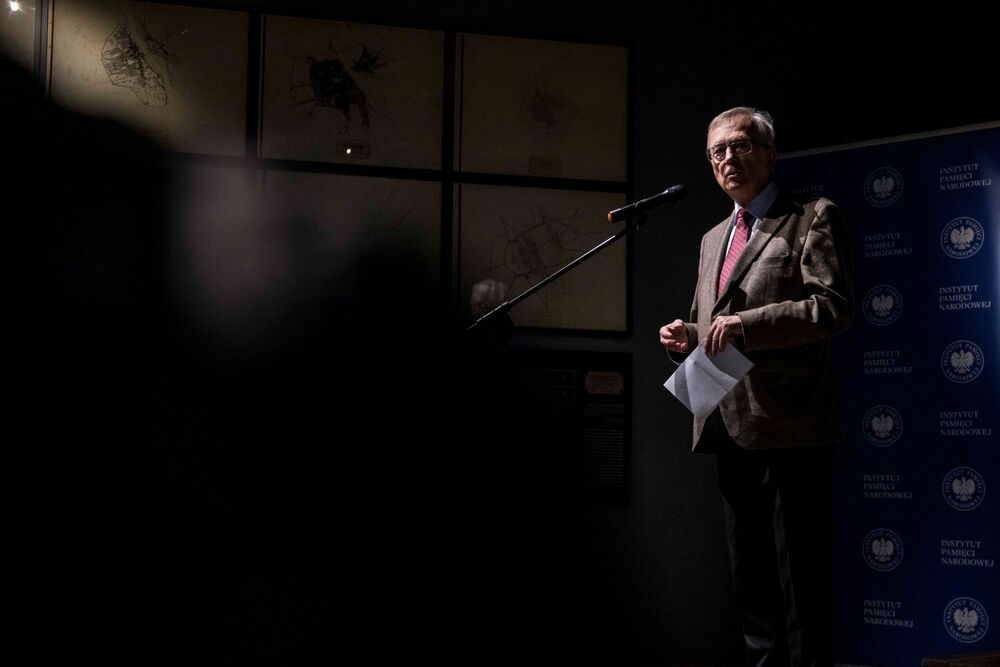 „Śpiew z pożogi”. Finisaż wystawy „Zamordowane miasto. Reliefy Marii Hiszpańskiej-Neumann” – Warszawa, 30 października 2025. Na zdj. prof. Wojciech Fałkowski. Fot. Katarzyna Adamów (IPN)