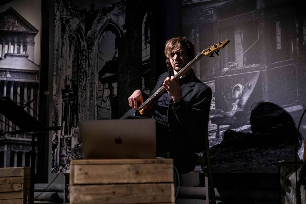 „Śpiew z pożogi”. Finisaż wystawy „Zamordowane miasto. Reliefy Marii Hiszpańskiej-Neumann” – Warszawa, 30 października 2025. Na zdj. Franciszek Pospieszalski. Fot. Katarzyna Adamów (IPN)