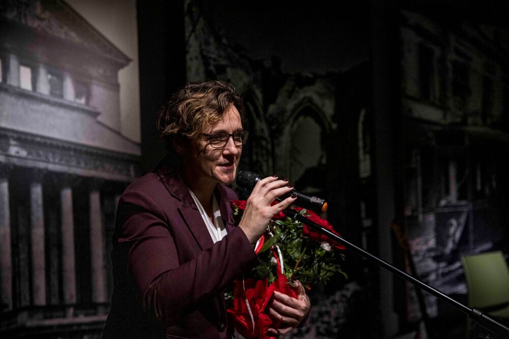 „Śpiew z pożogi”. Finisaż wystawy „Zamordowane miasto. Reliefy Marii Hiszpańskiej-Neumann” – Warszawa, 30 października 2025. Na zdj. Adrianna Garnik, dyrektor Muzeum Żołnierzy Wyklętych i Więźniów Politycznych PRL. Fot. Katarzyna Adamów (IPN)