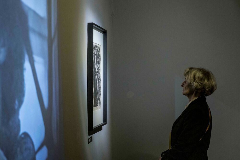 „Śpiew z pożogi”. Finisaż wystawy „Zamordowane miasto. Reliefy Marii Hiszpańskiej-Neumann” – Warszawa, 30 października 2025. Fot. Katarzyna Adamów (IPN)