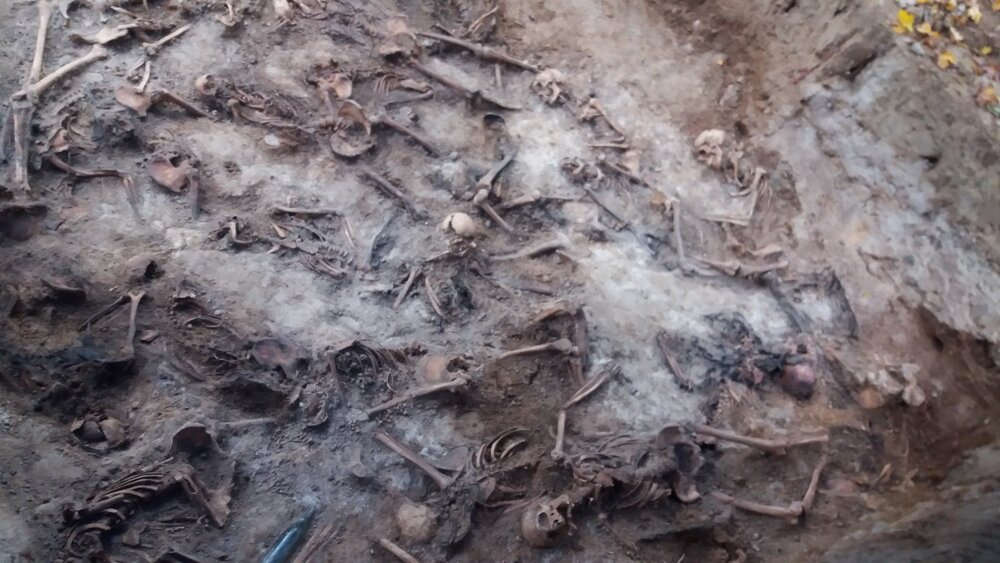 Fot. Grób masowy na wschodnim krańcu prawego dziedzińca Fortu III w Pomiechówku