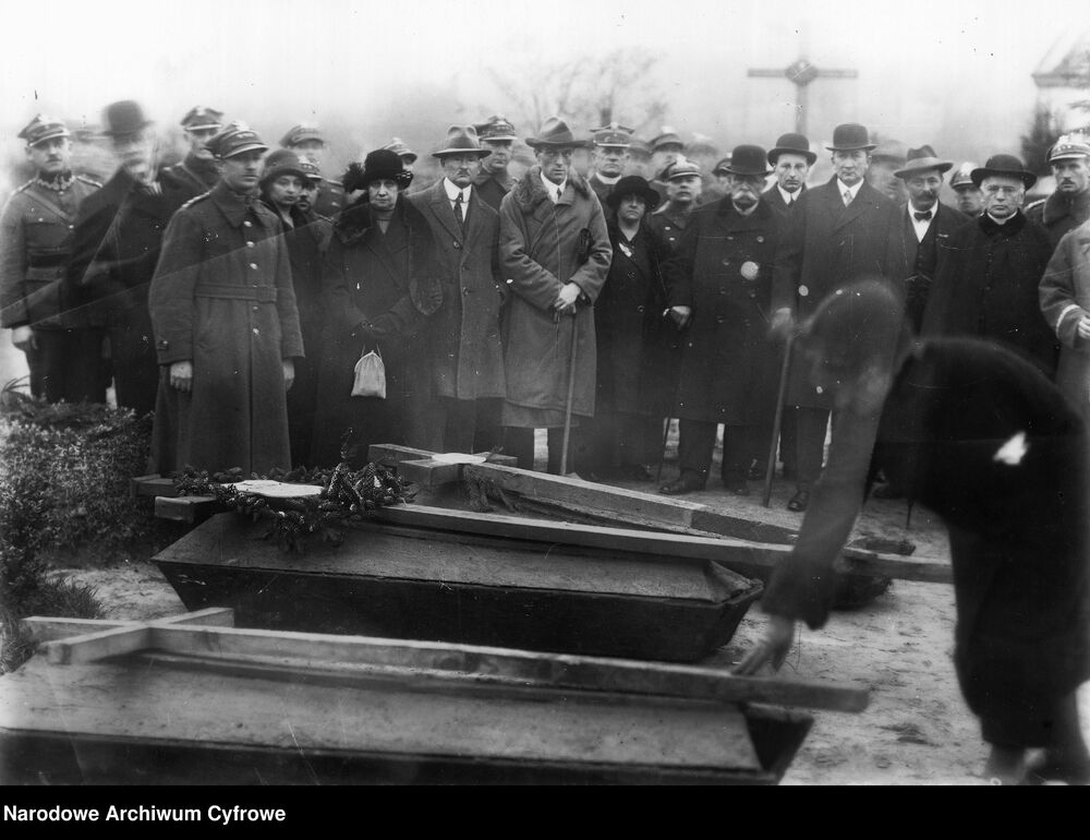 Uroczystość ku czci Obrońców Lwowa - pogrzeb Nieznanego Żołnierza. Nad trumną pochylona Jadwiga Zarugiewiczowa, matka dwóch żołnierzy poległych w obronie Lwowa, wybierająca trumnę, z której prochy spoczną w Warszawie na pl. Saskim w Grobie Nieznanego Żołnierza. Fot. NAC