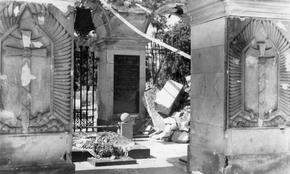 Fragment ruin Grobu Nieznanego Żołnierza. Fot. AIPN