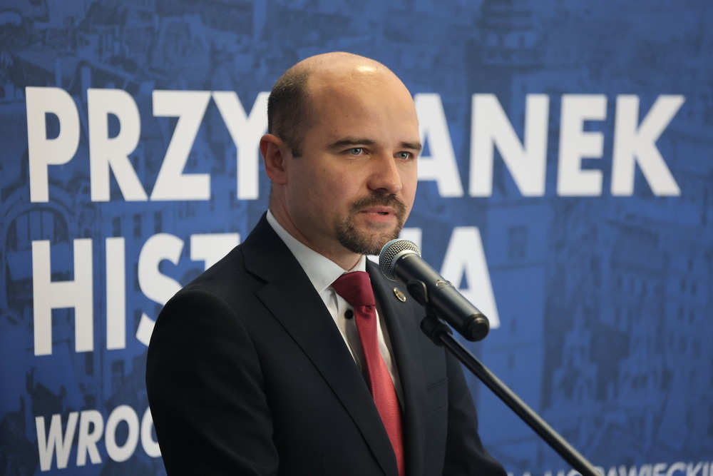 Uroczystość wręczenia Krzyży Wolności i Solidarności. Na zdj. dyrektor oddziału IPN we Wrocławiu dr hab. Kamil Dworaczek – Wrocław, 4 listopada 2025. Fot. Maciej Parysek (IPN)