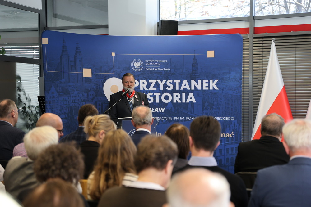 Uroczystość wręczenia Krzyży Wolności i Solidarności. Na zdj. odznaczony Andrzej Marian Zawisza – Wrocław, 4 listopada 2025. Fot. Maciej Parysek (IPN)