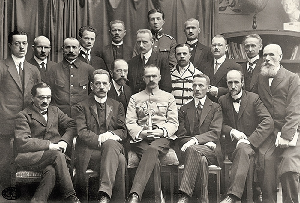 Tymczasowy Rząd Ludowy Republiki Polskiej Jędrzeja Moraczewskiego (siedzi drugi z lewej w pierwszym rzędzie). Pośrodku siedzi Józef Piłsudski, Warszawa, 18 listopada 1918 r. (fot. domena publiczna)