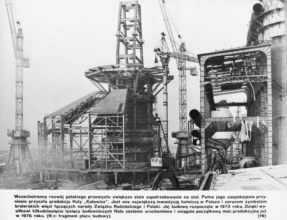 Odbitka fotograficzna przedstawiająca budowę Huty „Katowice”; 1977-1983. Plansza przygotowana prawdopodobnie na propagandową wystawę resortową o historii ruchu socjalistycznego i komunizmu. Z zasobu IPN