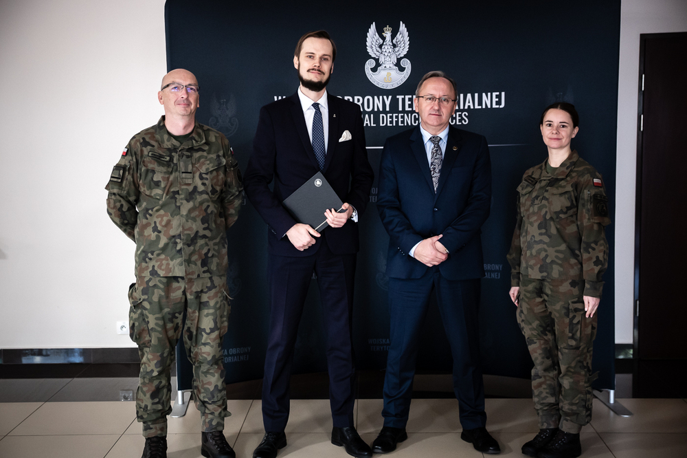 Na zdj. zastępca prezesa IPN dr hab. Karol Polejowski, zastępca dyrektora Biura Prezesa IPN Adam Lewandowski i pracownicy IPN służący w WOT – Zegrze, 7 listopada 2025. Fot. Sławek Kasper (IPN)