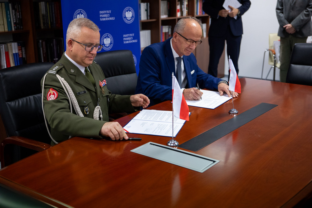 Porozumienie o współpracy między IPN a Komendą Główną Żandarmerii Wojskowej w sprawie prowadzenia prac poszukiwawczych – Warszawa, 7 listopada 2025. Na zdj. od lewej: płk Tomasz Kajzer, Komendant Główny Żandarmerii Wojskowej, dr hab. Krzysztof Szwagrzyk, zastępca prezesa IPN. Fot. Krzysztof Kapłon (IPN)