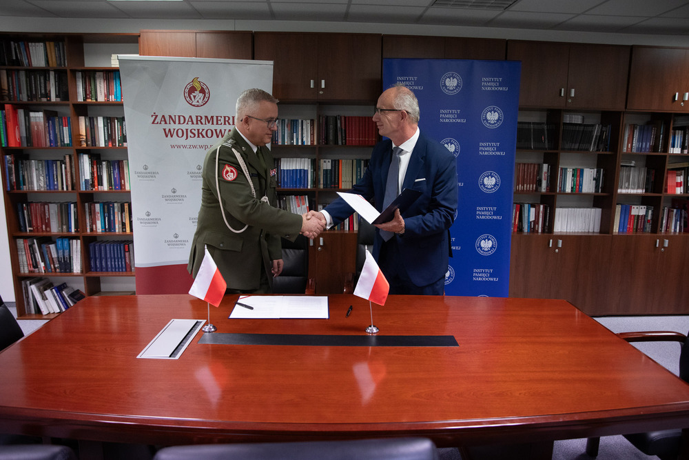 Porozumienie o współpracy między IPN a Komendą Główną Żandarmerii Wojskowej w sprawie prowadzenia prac poszukiwawczych – Warszawa, 7 listopada 2025. Na zdj. od lewej: płk Tomasz Kajzer, Komendant Główny Żandarmerii Wojskowej, dr hab. Krzysztof Szwagrzyk, zastępca prezesa IPN. Fot. Krzysztof Kapłon (IPN)