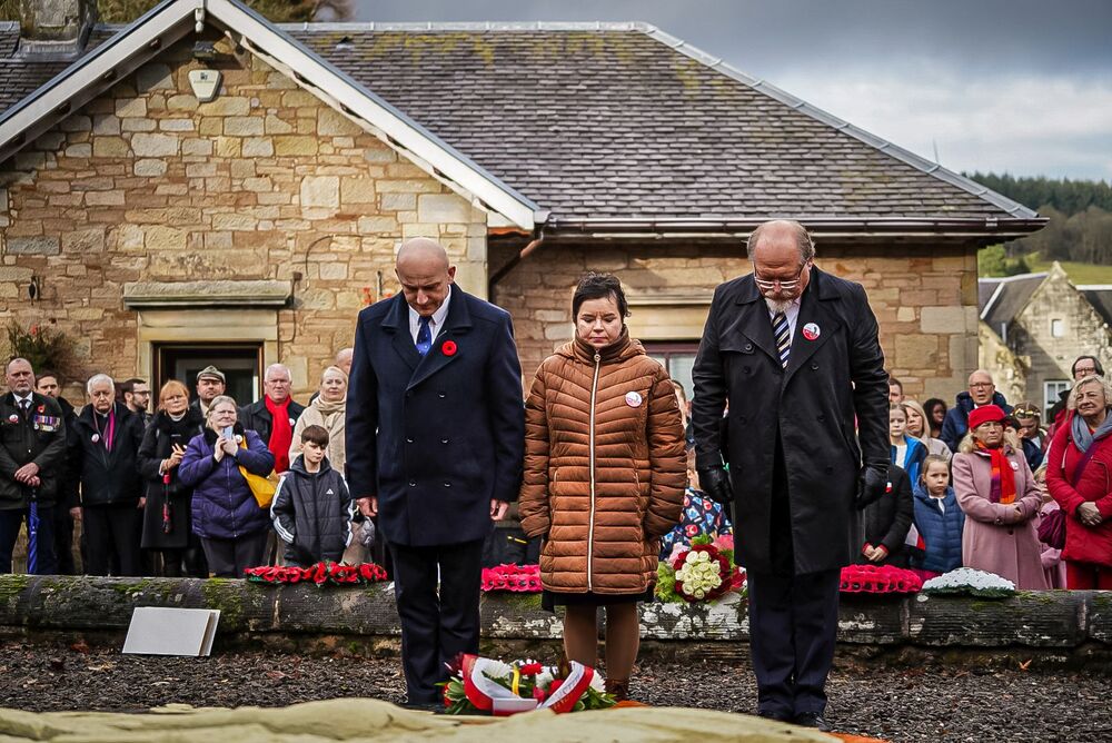 Obchody Narodowego Święta Niepodległości w Douglas – 8 listopada 2025. Na zd. od lewej: dyrektor dr Marek Jedynak, naczelnik dr Dorota Lewsza, dyrektor Adam Siwek. Fot. Mateusz Niegowski (IPN)