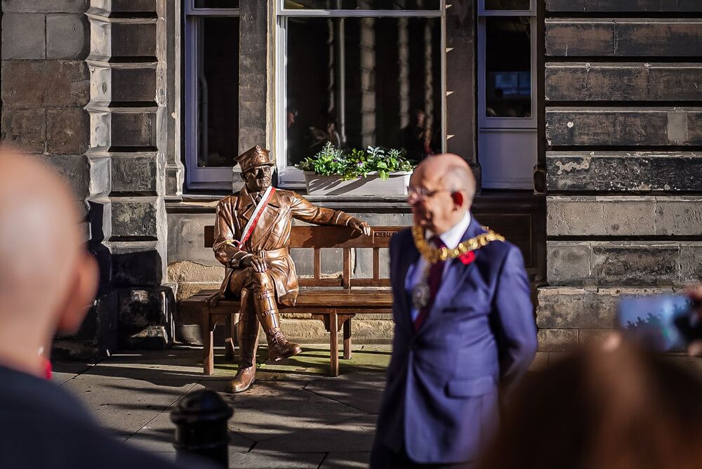 Złożenie kwiatów pod ławeczką gen. Maczka, Edynburg – 10 listopada 2025 r., fot. Mateusz Niegowski (IPN)