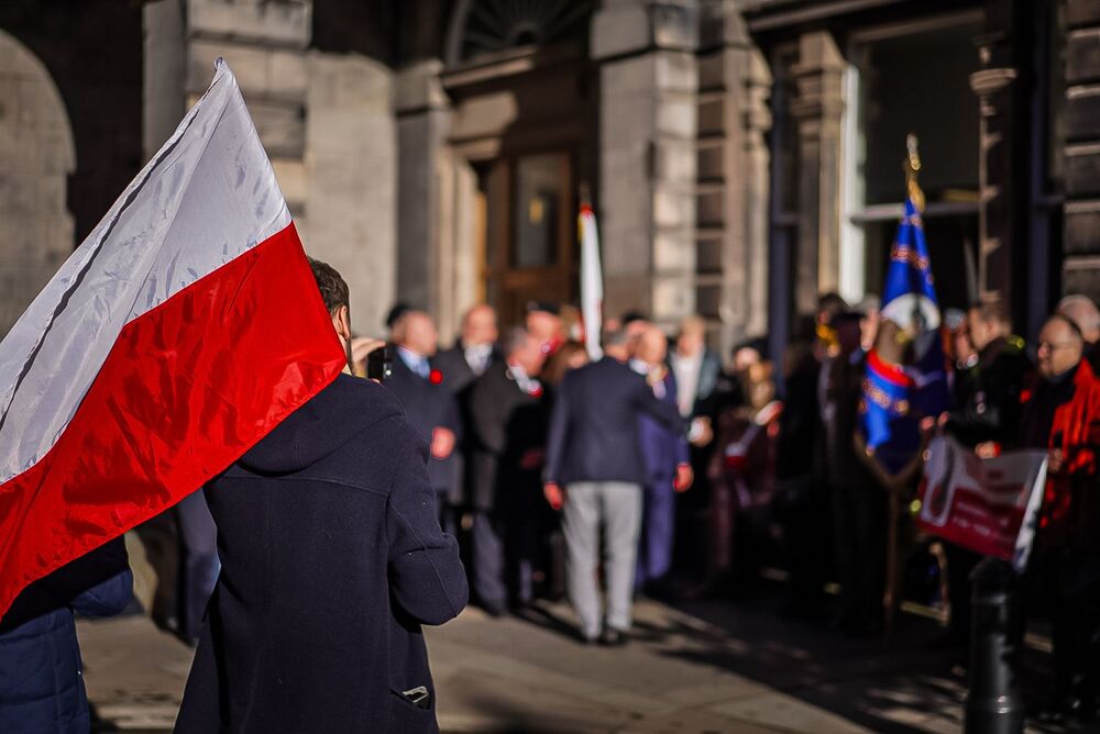 Złożenie kwiatów pod ławeczką gen. Maczka, Edynburg – 10 listopada 2025 r., fot. Mateusz Niegowski (IPN)