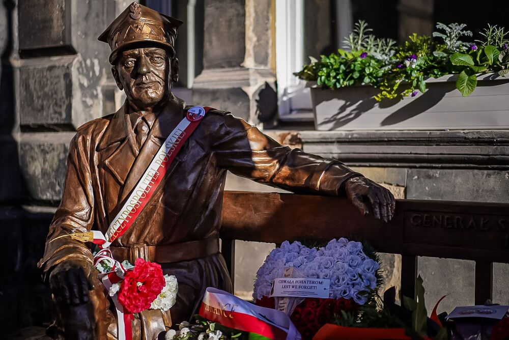 Złożenie kwiatów pod ławeczką gen. Maczka, Edynburg – 10 listopada 2025 r., fot. Mateusz Niegowski (IPN)