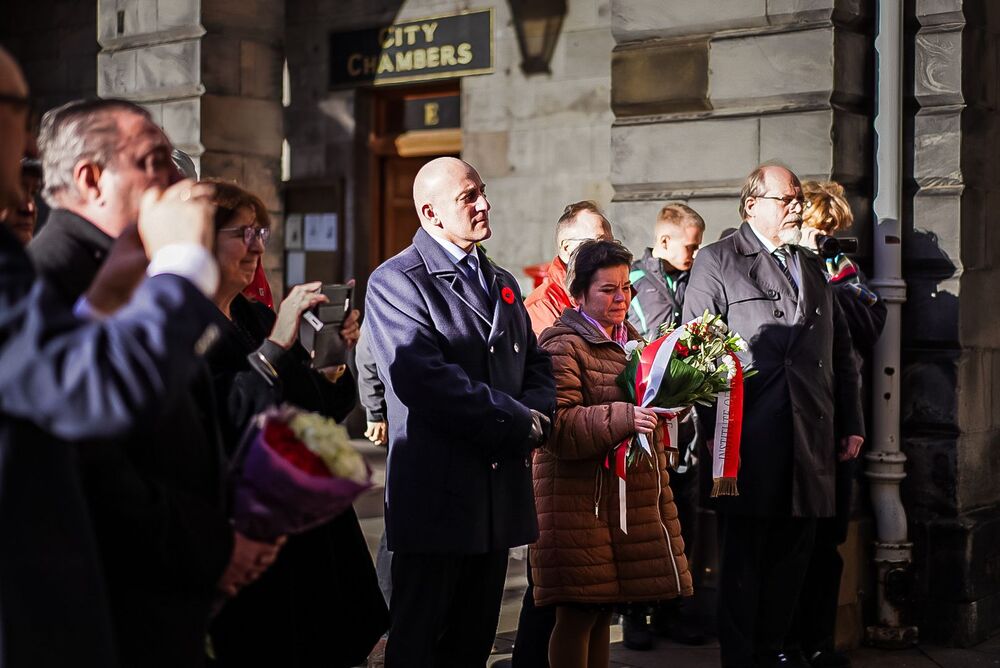 Złożenie kwiatów pod ławeczką gen. Maczka, Edynburg – 10 listopada 2025 r., fot. Mateusz Niegowski (IPN)