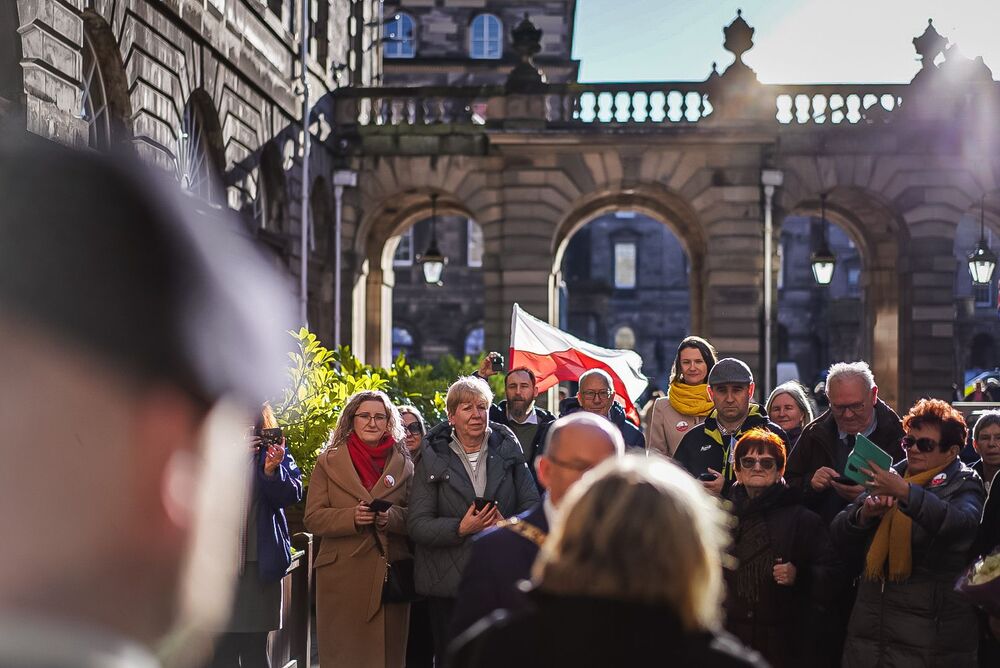 Złożenie kwiatów pod ławeczką gen. Maczka, Edynburg – 10 listopada 2025 r., fot. Mateusz Niegowski (IPN)