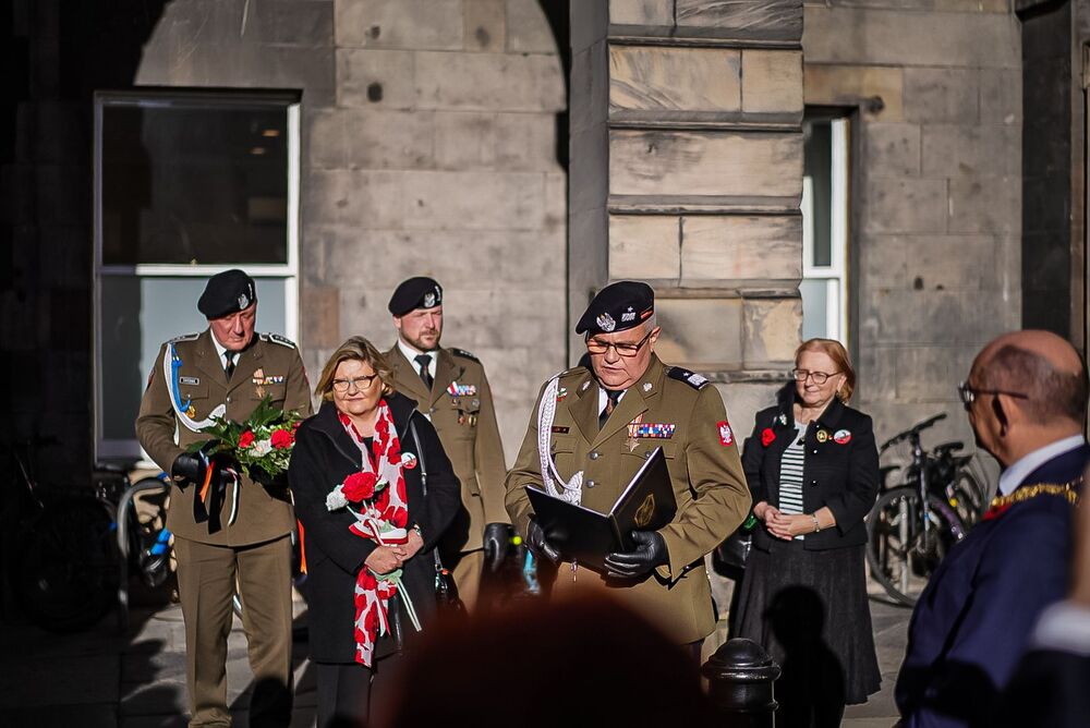 Złożenie kwiatów pod ławeczką gen. Maczka, Edynburg – 10 listopada 2025 r., fot. Mateusz Niegowski (IPN)