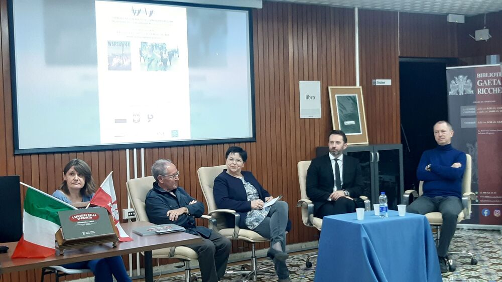 Prezentacja wystawy „Szlaki Nadziei. Odyseja Wolności” w Bari oraz upamiętnienie polskich żołnierzy w Casamassima – 6 listopada 2025. Fot. Piotr Pastuszak (IPN)