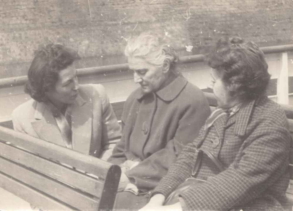 Wrocław 1963 r., trzy byłe łagierniczki, od lewej prawdopodobnie Janina Wysoczańska-Klawińsz, Grażyna Lipińska, Maria Pelczarska. Archiwum Rodzinne Grażyny Lipińskiej