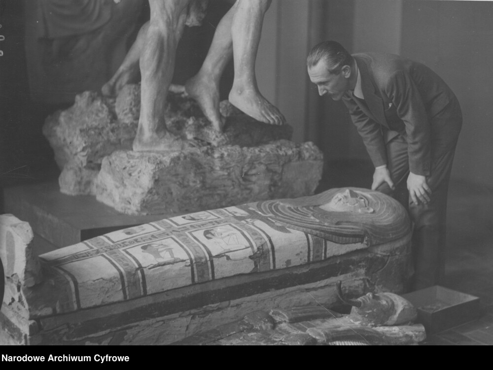 Profesor Kazimierz Michałowski podczas oględzin sarkofagu. Fot. NAC