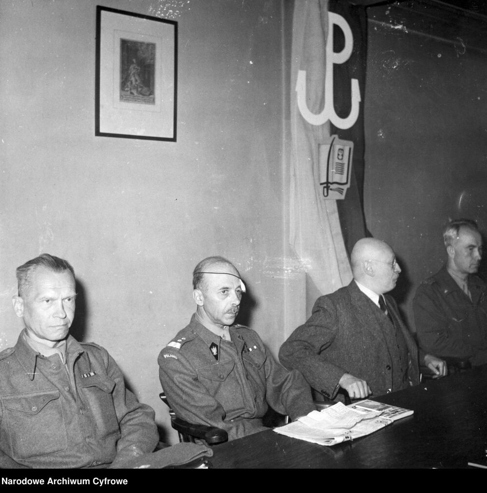 Od lewej: generał Tadeusz Pełczyński, generał Tadeusz Bór-Komorowski, minister Adam Pragier, generał Antoni Chruściel. Fot. NAC