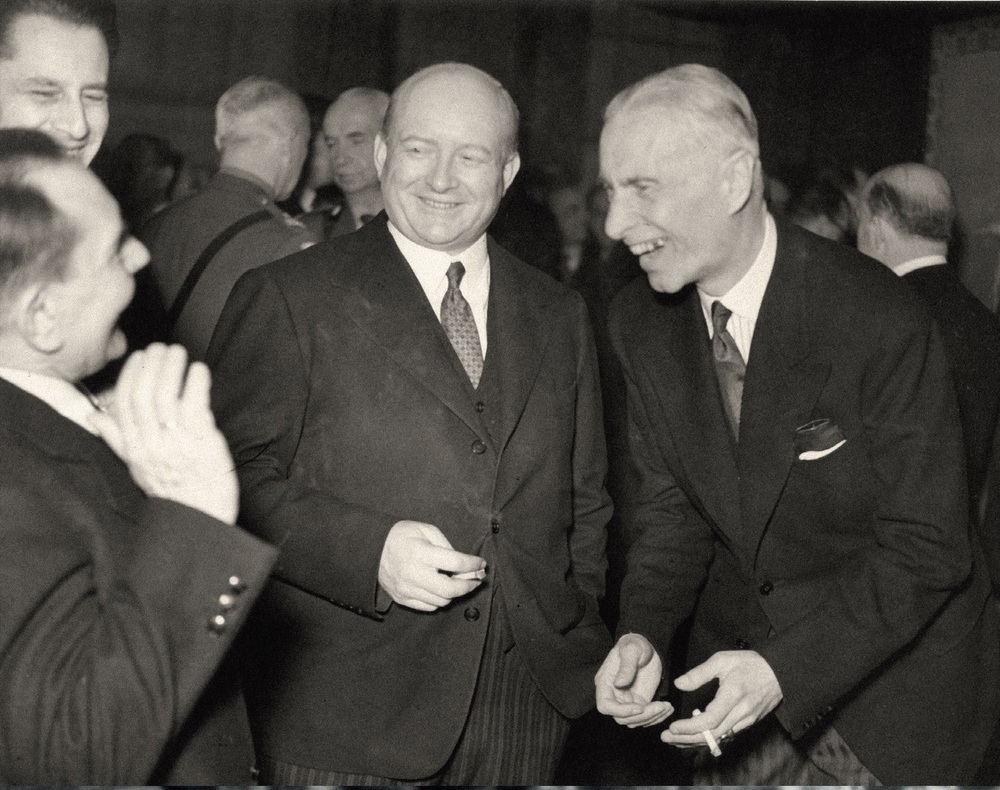 Premier Stanisław Mikołajczyk (w środku), za nim gen. Kazimierz Sosnkowski, z prawej prezydent RP Władysław Raczkiewicz, Londyn. (fot. z zasobu AIPN)