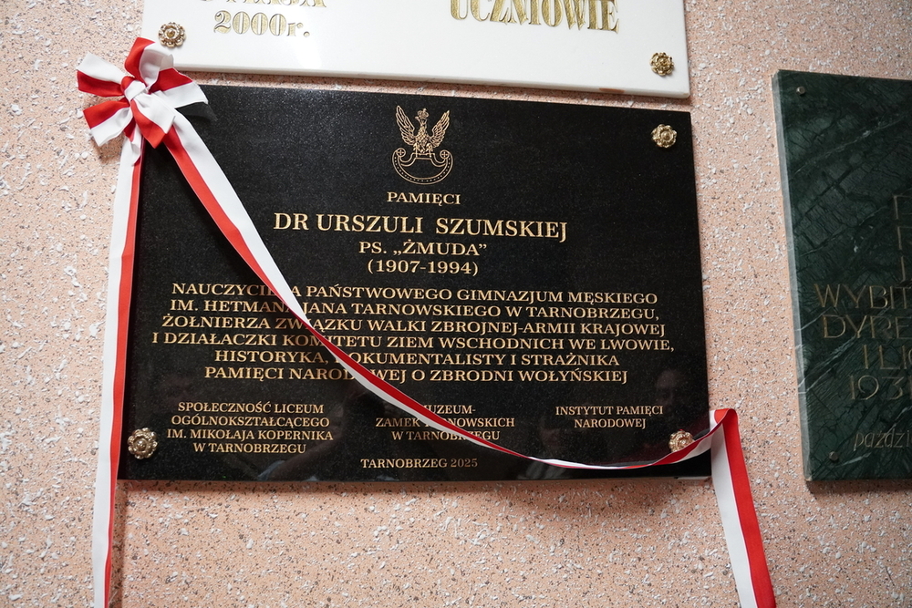 Odsłonięcie tablicy poświęconej Urszuli Szumskiej – Tarnobrzeg, 17 listopada 2025. Fot. Patrycja Gustaw (Oddział IPN w Lublinie)