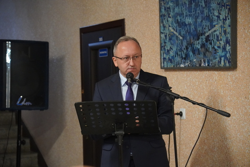 Odsłonięcie tablicy poświęconej Urszuli Szumskiej – Tarnobrzeg, 17 listopada 2025. Na zdj. zastępca prezesa IPN dr hab. Karol Polejowski. Fot. Patrycja Gustaw (Oddział IPN w Lublinie)