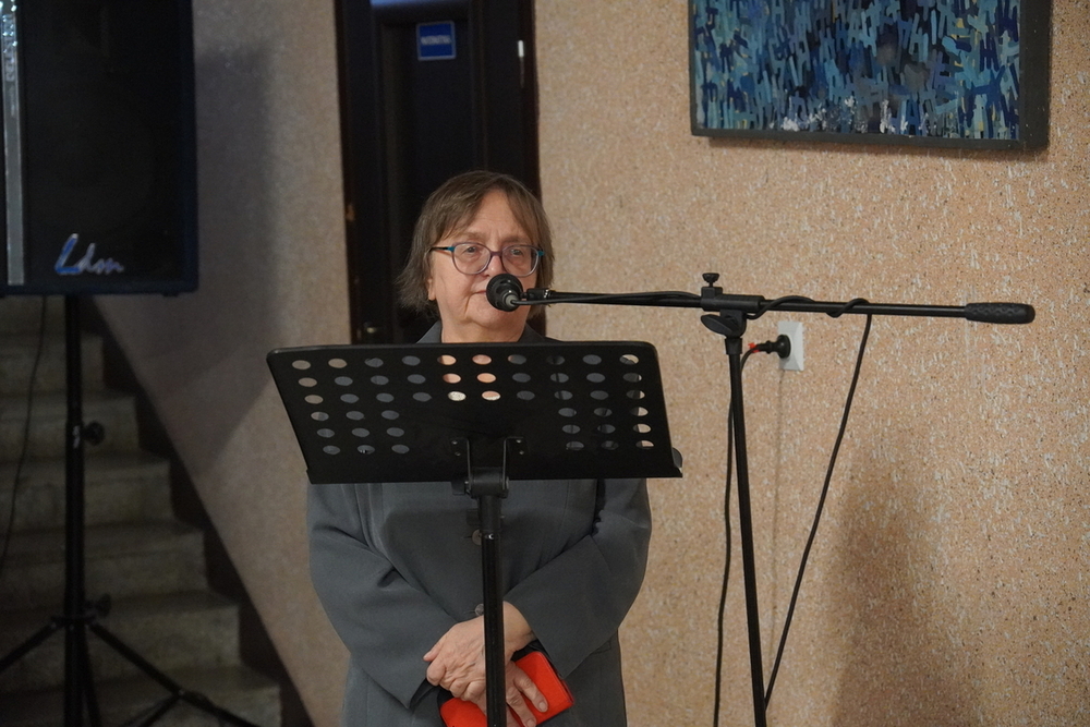 Odsłonięcie tablicy poświęconej Urszuli Szumskiej – Tarnobrzeg, 17 listopada 2025. Na zdj. siostrzenica dr Urszuli Szumskiej – dr Małgorzata Kaganiec. Fot. Patrycja Gustaw (Oddział IPN w Lublinie)