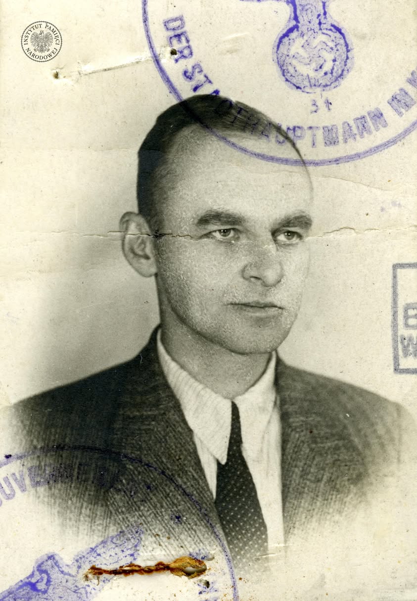 Fotografia Witolda Pileckiego z Karty Rozpoznawczej (Kennkarte), wystawionej na nazwisko Leon Bryjak, wykonana najprawdopodobniej po ucieczce z niemieckiego obozu koncentracyjnego Auschwitz-Birkenau. Dokument znajduje się w aktach procesowych rotmistrza w Archiwum IPN (fot. z zasobu IPN)