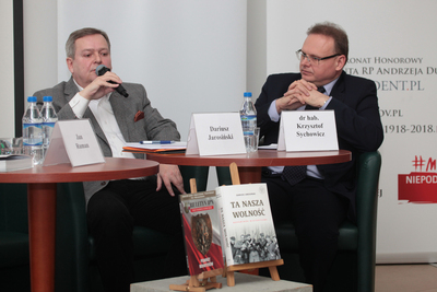 W dyskusji udział wzięli: Dariusz Jarosiński i dr hab. Krzysztof Sychowicz. Fot. Piotr Życieński (IPN)