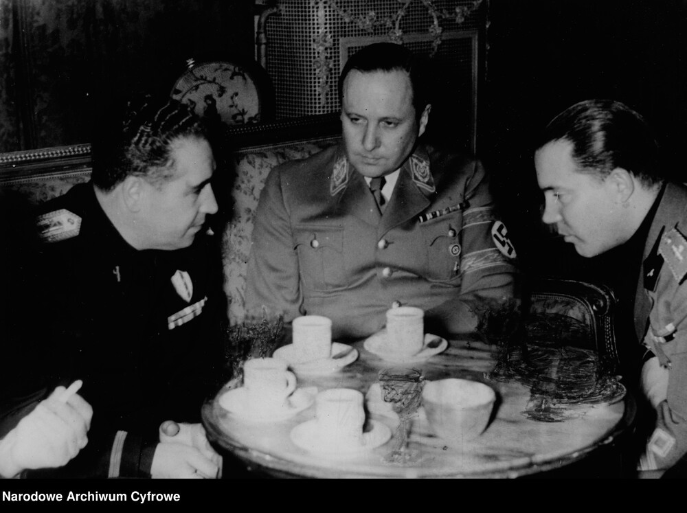 Minister rolnictwa Rzeszy Richard Walther Darre (w środku) w rozmowie z prezesem Centralnego Związku Robotników Rolnych Włoch Vinzenz'em Lai i jego zastępcą Aghemo. Fot. NAC