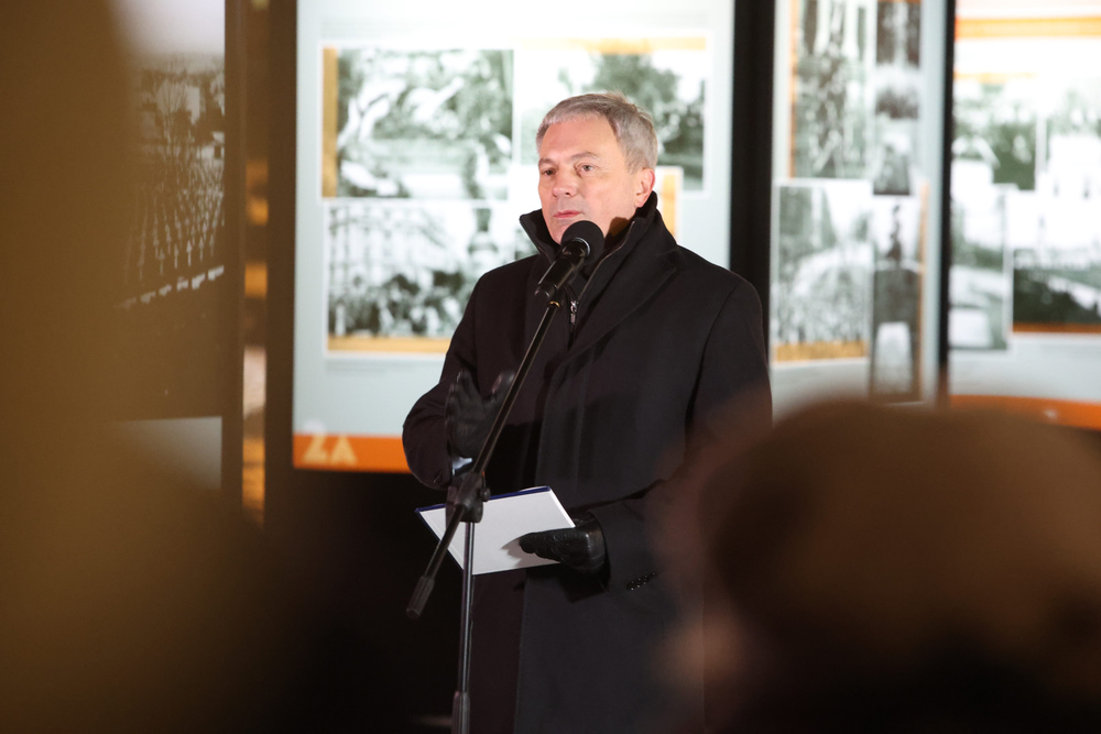 Wernisaż wystawy „Nieznanemu – Rodacy. 1925–2025” – Warszawa, 24 listopada 2025. Przemawia dyrektor Biura Edukacji Narodowej IPN dr Adam Pleskaczyński. Fot. Krzysztof Kapłon (IPN)