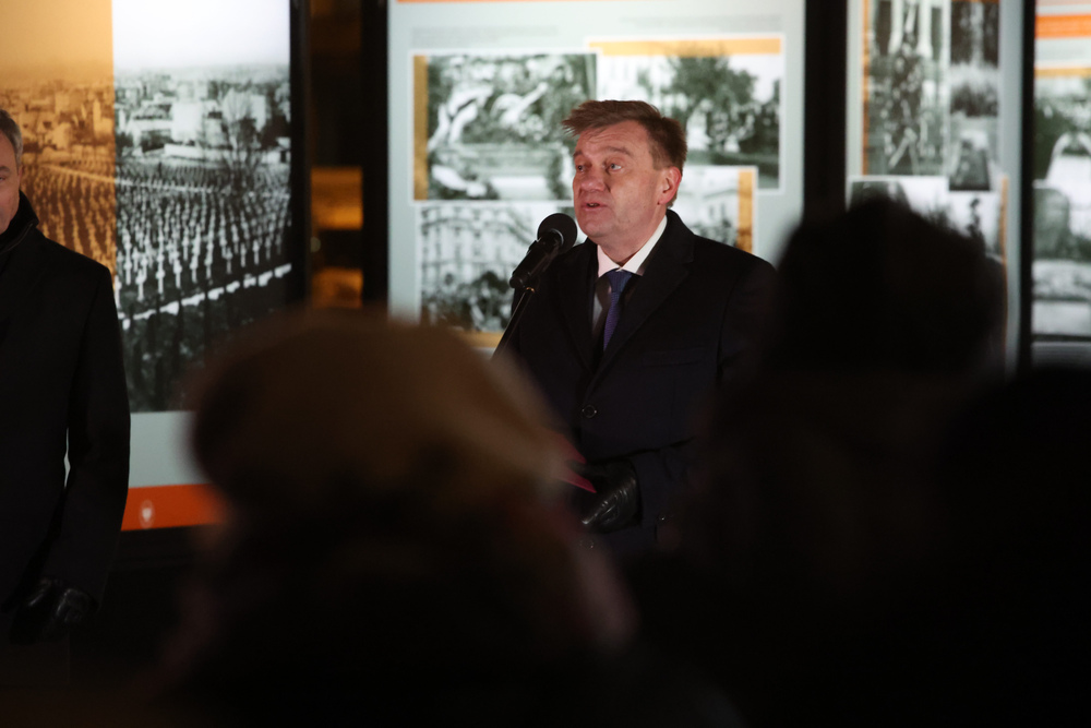 Wernisaż wystawy „Nieznanemu – Rodacy. 1925–2025” – Warszawa, 24 listopada 2025. List od Prezydenta RP odczytuje jego doradca, Krzysztof Wacławek. Fot. Krzysztof Kapłon (IPN)