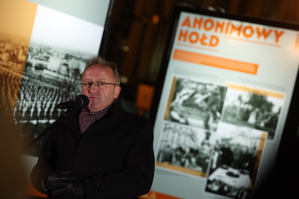 Wernisaż wystawy „Nieznanemu – Rodacy. 1925–2025” – Warszawa, 24 listopada 2025. Przemawia zastępca prezesa IPN dr hab. Karol Polejowski. Fot. Krzysztof Kapłon (IPN)