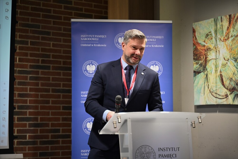 Międzynarodowa konferencja Need to Know XIV: W świecie krzywych zwierciadeł. Wywiad i dezinformacja, Kraków, 26–28 listopada 2025. Na zdj. dyrektor Oddziału IPN w Krakowie dr hab. Filip Musiał. Fot. Żaneta Wierzgacz (IPN)