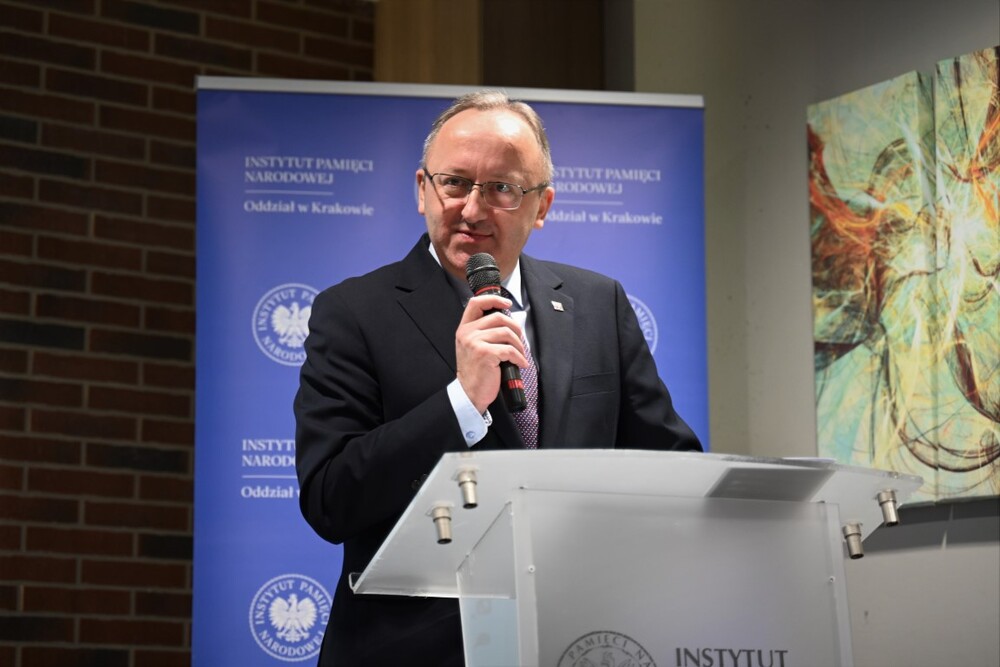 Międzynarodowa konferencja Need to Know XIV: W świecie krzywych zwierciadeł. Wywiad i dezinformacja, Kraków, 26–28 listopada 2025. Na zdj. zastępca prezesa IPN dr hab. Karol Polejowski. Fot. Żaneta Wierzgacz (IPN)