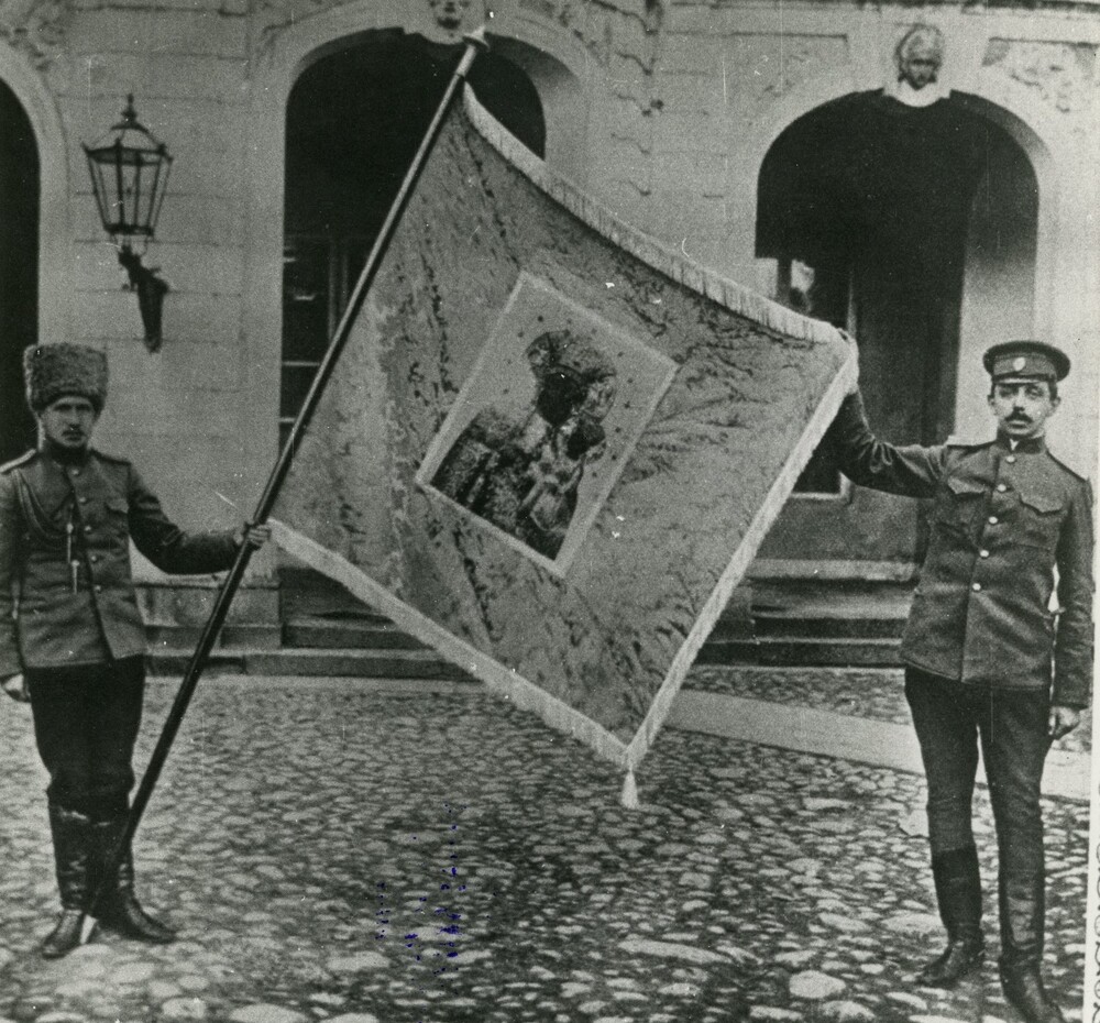 Sztandar Legionu Puławskiego ofiarowany przez Witolda Gorczyńskiego, trzymany przez dwóch żołnierzy. Fot. AIPN