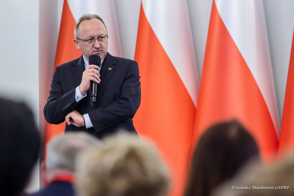 II Światowe Zgromadzenie Prezesów i Liderów Organizacji Polonii w Warszawie. Na zdj. zastępca prezesa IPN dr hab. Karol Polejowski – 27 listopada 2025. Fot. Łukasz Błasikiewicz (Kancelaria Prezydenta RP)