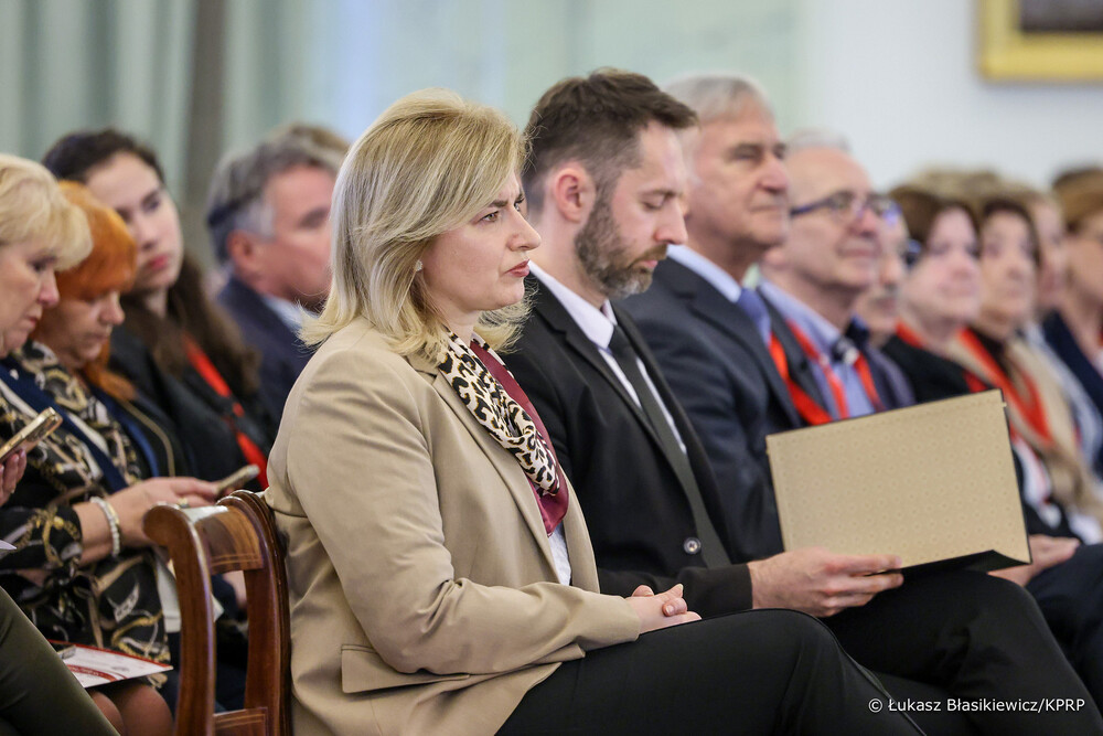 II Światowe Zgromadzenie Prezesów i Liderów Organizacji Polonii w Warszawie. Na zdj. Podsekretarz Stanu w Kancelarii Prezydenta Rzeczypospolitej Polskiej Agnieszka Jędrzak i zastępca dyrektora Biura Współpracy Międzynarodowej IPN dr Mateusz Marek – 27 listopada 2025. Fot. Łukasz Błasikiewicz (Kancelaria Prezydenta RP)