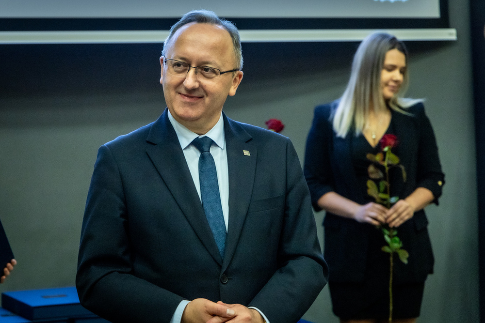 Uroczystość wręczenia Krzyży Wolności i Solidarności oraz nagrody Praesentes Prioribus. Na zdj. zastępca prezesa IPN dr hab. Karol Polejowski – Olsztyn, 28 listopada 2025. Fot. Łukasz Czechyra (IPN)