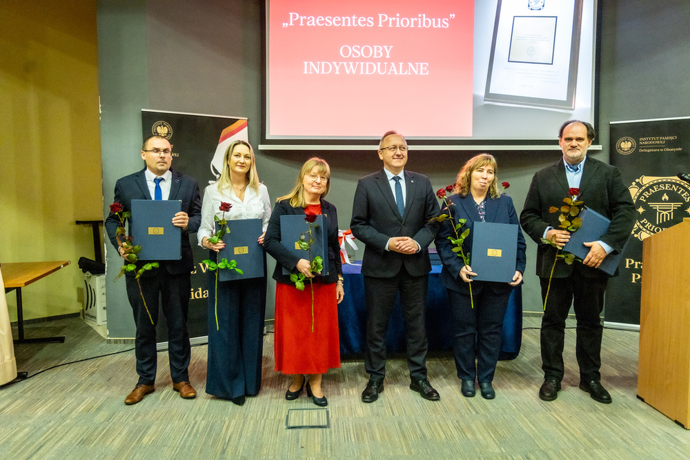 Uroczystość wręczenia Krzyży Wolności i Solidarności oraz nagrody Praesentes Prioribus – Olsztyn, 28 listopada 2025. Fot. Łukasz Czechyra (IPN)