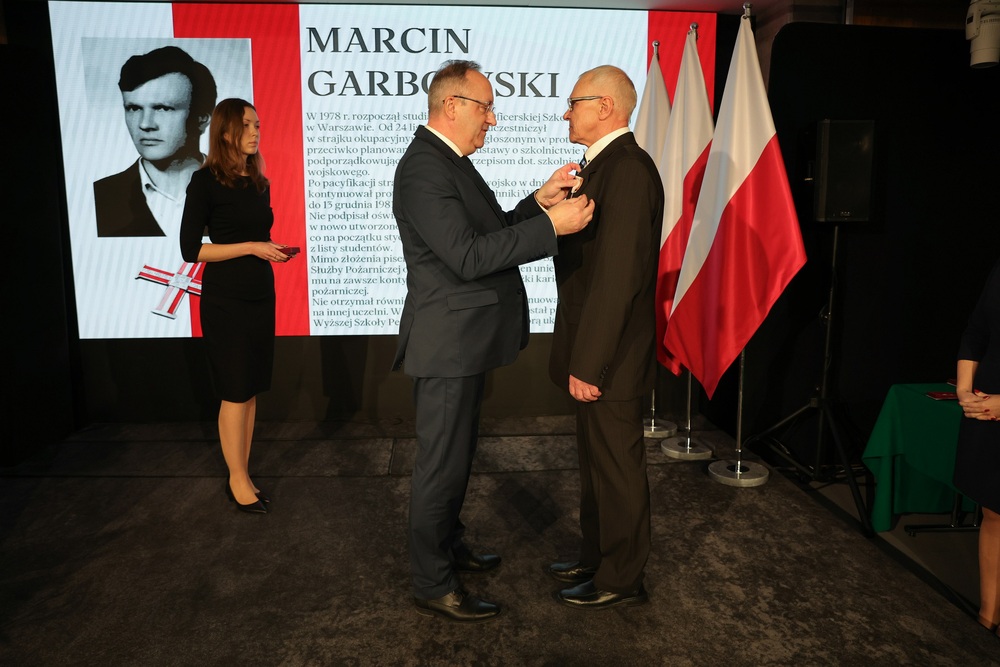 Wręczenie odznaczeń Krzyż Wolności i Solidarności byłym studentom Wyższej Oficerskiej Szkoły Pożarniczej. Warszawa, 29 listopada 2025 roku. Fot. Krzysztof Kapłon (IPN)