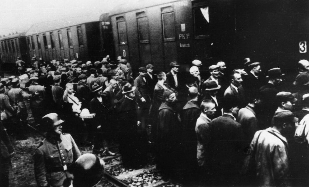 Transport ludności z Tarnowa do KL Auschwitz. Fot. AIPN