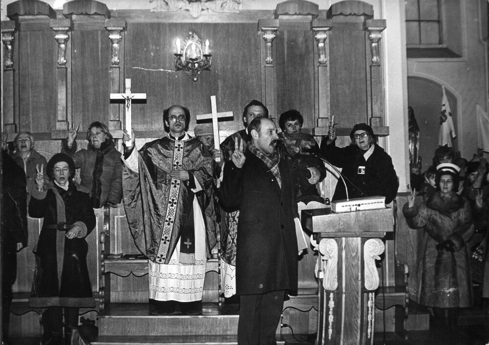 Suchowola, Msza święta za duszę zamordowanego ks. Jerzego Popiełuszki, 11 listopada 1984 - ks. Stanisław Suchowolec w szatach liturgicznych stoi z krzyżem. Fot. z zasobu IPN (z kolekcji Jana Beszty-Borowskiego)