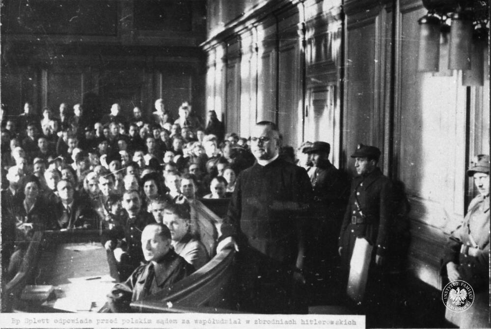Fotografia z procesu przed Wojskowym Sądem Rejonowym biskupa Carla Marii Spletta w dniu 02-03-1946 r. w budynku Opery Bałtyckiej w Gdańsku pełniącym rolę siedziby Najwyższego Trybunału Narodowego. Fot. IPN