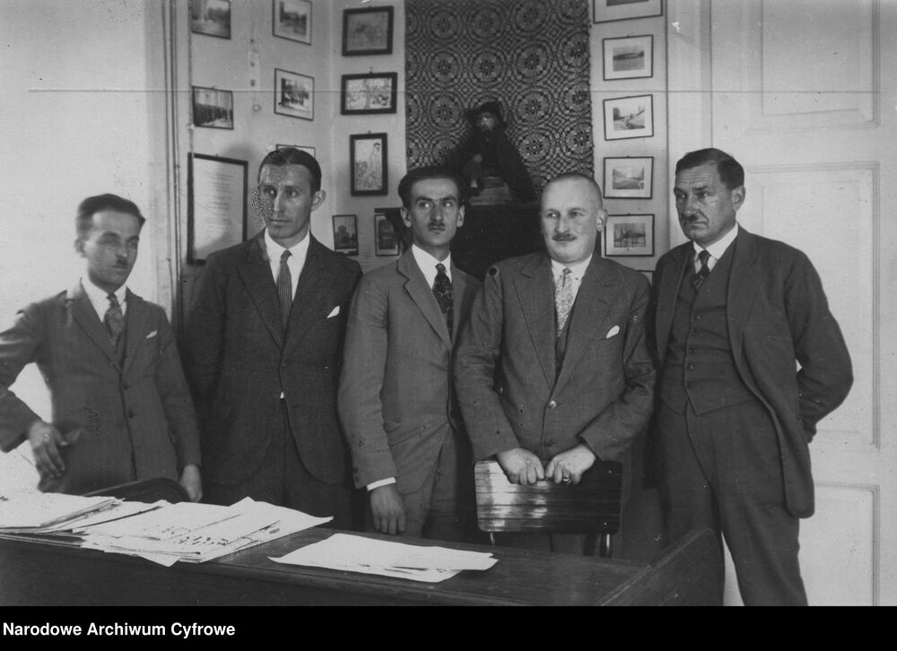 Członkowie redakcji dziennika "Słowo", od prawej strony: Bolesław Wit-Święcicki, Witold Tatarzyński, Józef Mackiewicz, Kazimierz Luboński, Hartung. Fot. NAC